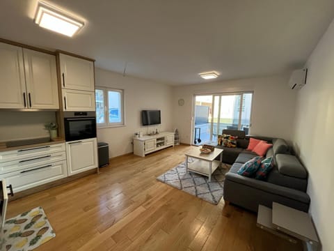 TV and multimedia, Kitchen or kitchenette, Living room, Seating area