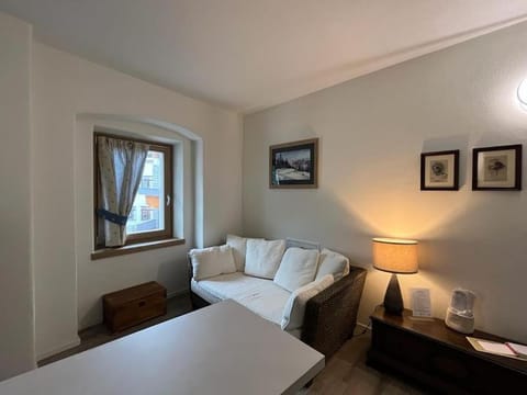 Photo of the whole room, Seating area