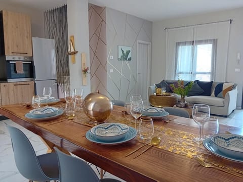 Kitchen or kitchenette, Food and drinks, Seating area, Dining area