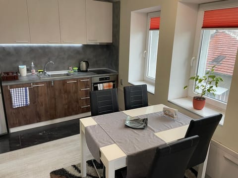 Kitchen or kitchenette, Dining area, pet friendly, stove