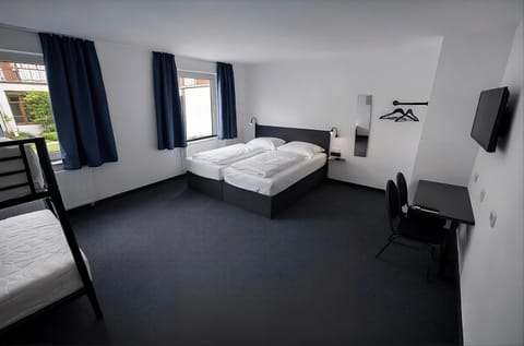 Bed, TV and multimedia, View (from property/room), Photo of the whole room, Seating area, Bedroom, bunk bed, towels