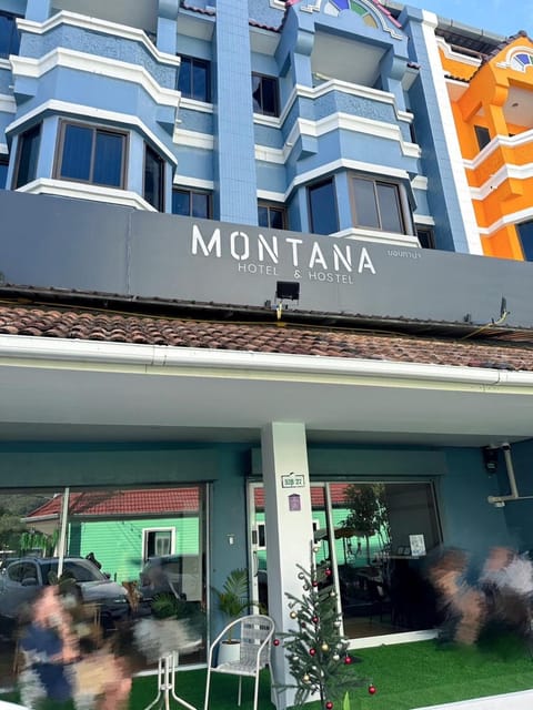 Property building, Day, Location, group of guests