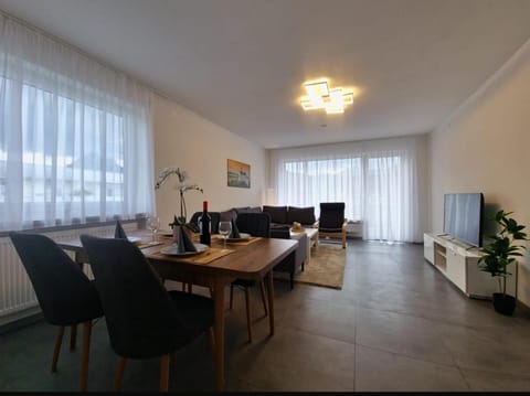 TV and multimedia, Living room, Seating area, Dining area