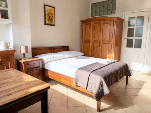 Bed, Photo of the whole room, wardrobe
