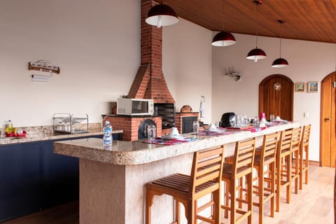Coffee/tea facilities, Dining area, Food, stove, toaster