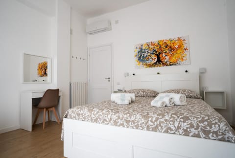 Bed, towels, air conditioner