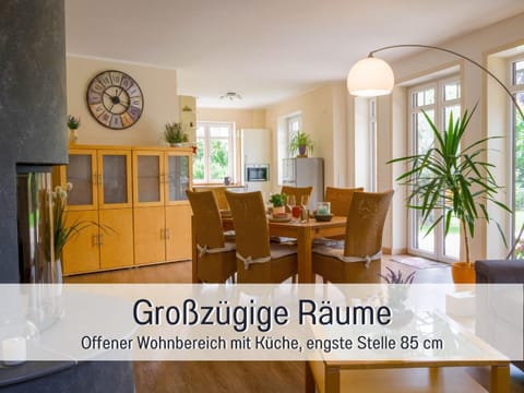 Living room, Seating area, Dining area, Logo/Certificate/Sign, Text overlay