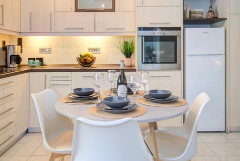 Kitchen or kitchenette, Dining area, pet friendly