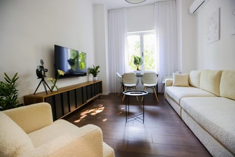Communal lounge/ TV room, TV and multimedia, Living room, Seating area, Dining area, Evening entertainment, air conditioner