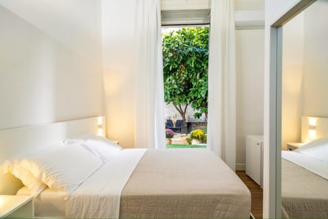Bed, Garden, Photo of the whole room, Bedroom