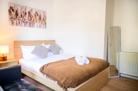 Bed, Bedroom, towels