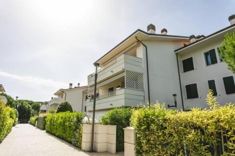 Property building, Neighbourhood, Garden, Garden view