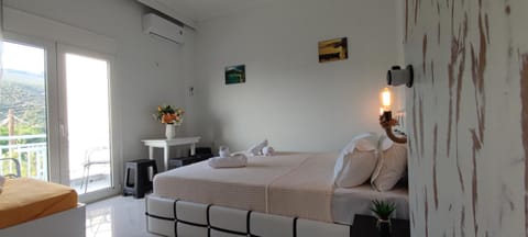 Bed, Natural landscape, Photo of the whole room, Bedroom, Mountain view