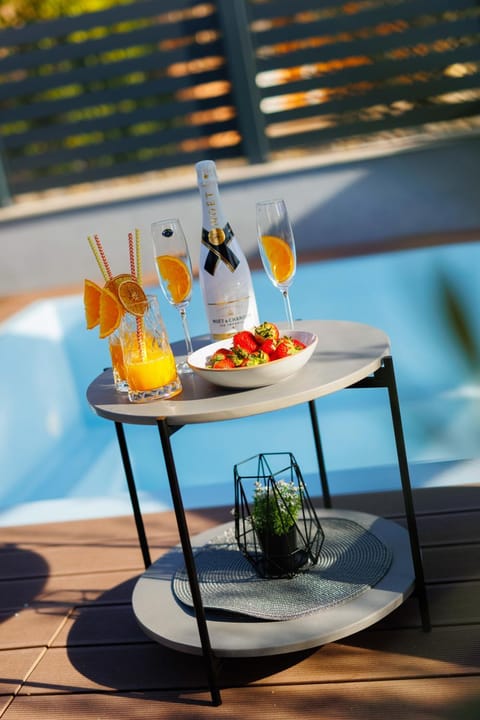 Food and drinks, Food, Pool view, Swimming pool, Swimming pool, Drinks
