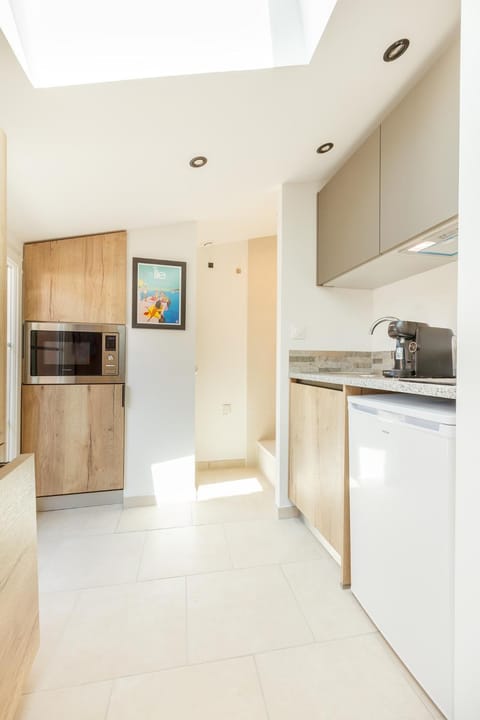 Kitchen or kitchenette, minibar, stove