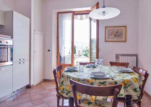 Kitchen or kitchenette, Dining area, pet friendly, stove