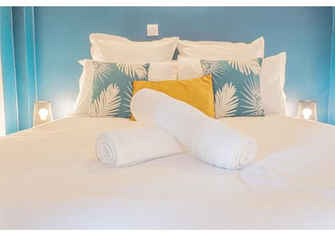 Bed, Bedroom, towels