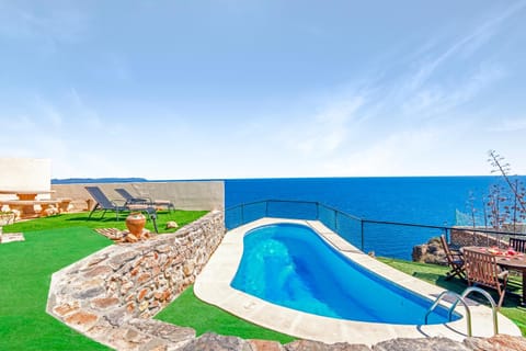 Day, Natural landscape, Pool view, Swimming pool, sunbed
