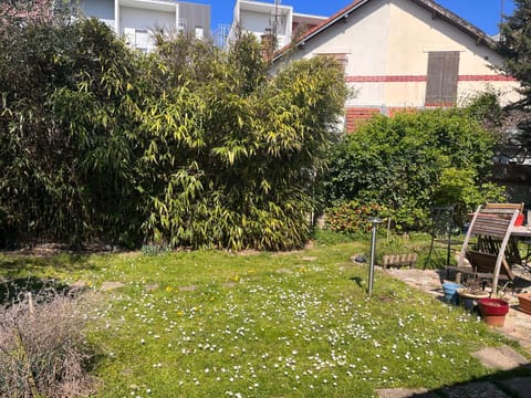 A room and garden close to Paris Vacation rental in Vitry-sur-Seine