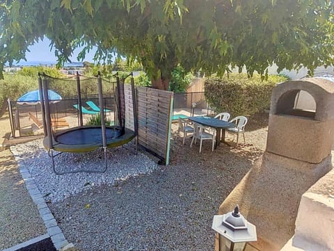 Gite des Ecureuils, vue mer, piscine privée, parking, climatisation House in La Ciotat