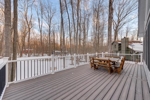 Hike and Ski Pocono Lake Home with Community Perks! House in Coolbaugh Township