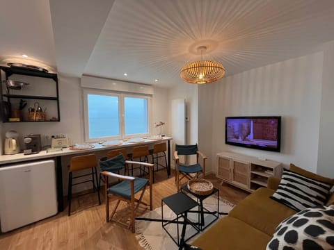 TV and multimedia, Living room, Seating area, Dining area