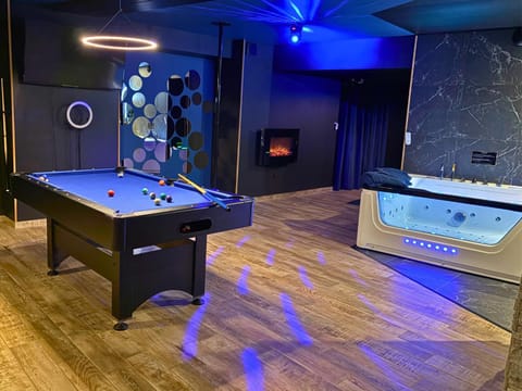 Billiard, Hot Tub, Living room, fireplace
