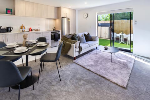 Coffee/tea facilities, Kitchen or kitchenette, Living room, Seating area, Dining area, Garden view, oven, pet friendly, stove, toaster