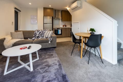 Kitchen or kitchenette, Living room, Seating area, Dining area, pet friendly, air conditioner