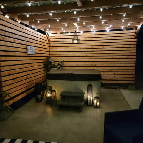Night, Seating area