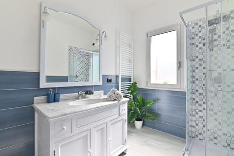 Shower, Bathroom, towels