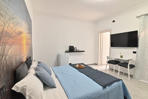 Bed, TV and multimedia, Living room, Photo of the whole room, Seating area, Bedroom