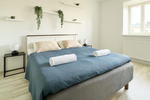 Bed, Bedroom, towels