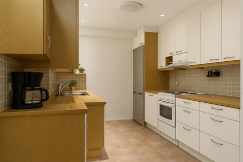 Coffee/tea facilities, Kitchen or kitchenette, dishwasher, oven