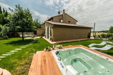 Property building, Spring, Day, Natural landscape, Garden, Hot Tub, Garden view, Pool view, Swimming pool, sunbed