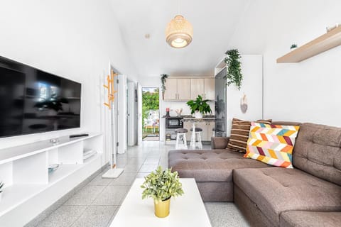 TV and multimedia, Kitchen or kitchenette, Living room, Seating area