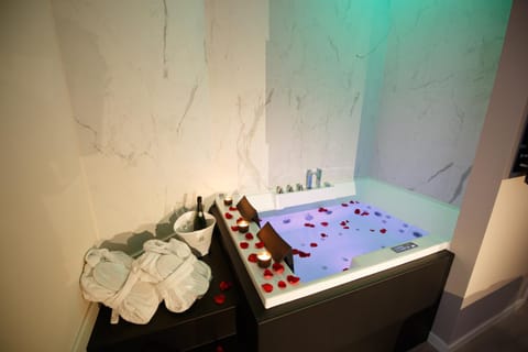 Hot Tub, towels