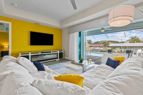 Communal lounge/ TV room, TV and multimedia, View (from property/room), Balcony/Terrace, Living room, Photo of the whole room, Seating area, Evening entertainment, Bedroom, Swimming pool, Breakfast