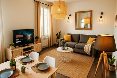 Communal lounge/ TV room, TV and multimedia, Living room, Seating area, Dining area