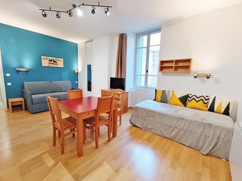 Bed, Living room, Photo of the whole room, Seating area, Dining area, Bedroom