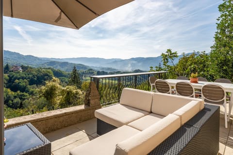 * Farmhouse with views * Walk to everything Villa in Barga