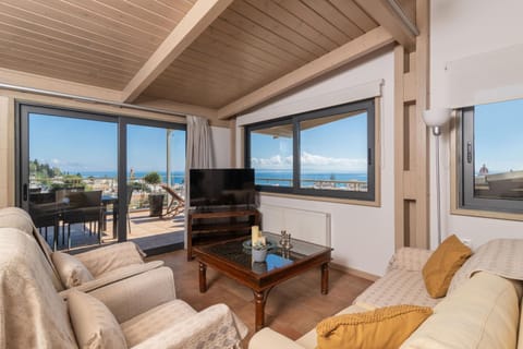 Day, Natural landscape, TV and multimedia, View (from property/room), Living room, Seating area, Evening entertainment, Sea view