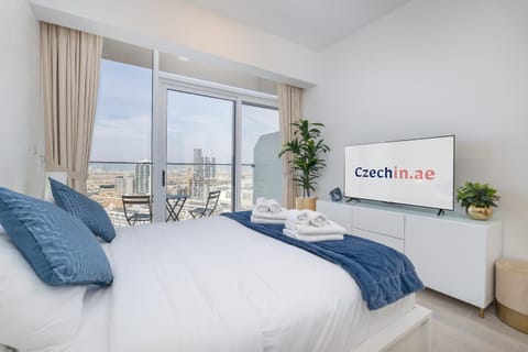 Bed, TV and multimedia, View (from property/room)
