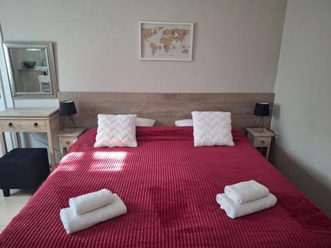 Bed, towels