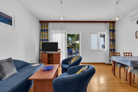 Communal lounge/ TV room, TV and multimedia, Living room, Seating area