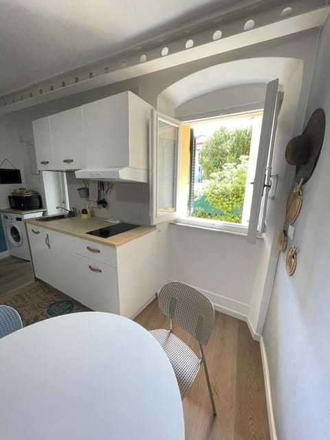 Kitchen or kitchenette, Dining area, stove