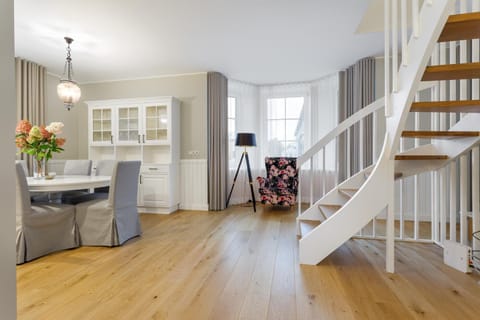 Kitchen or kitchenette, Seating area, Dining area