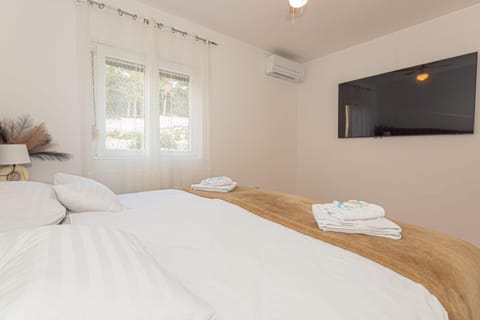 Bed, TV and multimedia, Bedroom