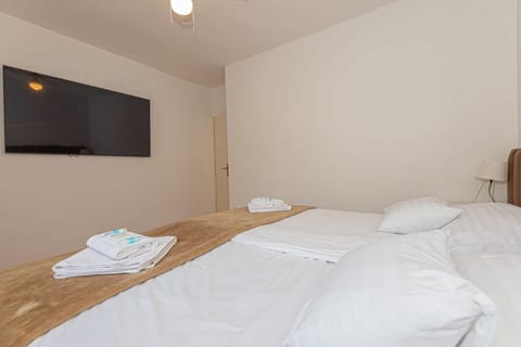 Bed, TV and multimedia, Bedroom