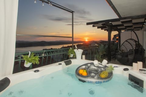 Patio, Natural landscape, Hot Tub, View (from property/room), Balcony/Terrace, Sunrise, Sunset